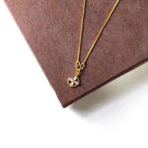 Flower Pendant Necklace Four Pointed White Stone Designer Gold Plated Pendant Necklaces and Nice Box Chain for Teenage Girls and Young Women